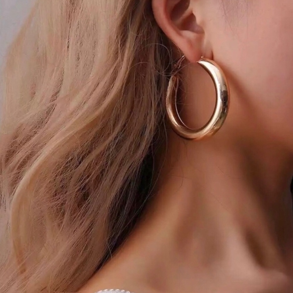 Blogger Fav | Super Chic Retro Gold Hoop Earrings - Picture 4 of 7